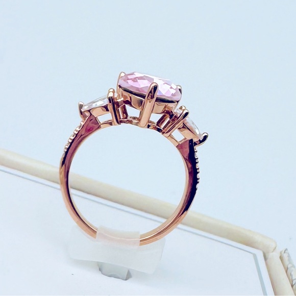 🩷 Pink 🩷 Heart shaped center cubic zirconia side stones - rose cold band sz8 - Picture 6 of 6